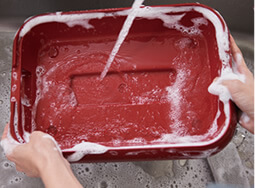 スポンジややわらかい布を使って洗い、水ですすぐ。