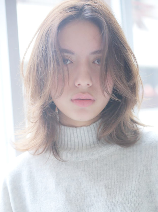 16 17年秋冬の最新人気ヘアスタイル特集 09大人センターパートミディアム Beauty Park ビューティーパーク